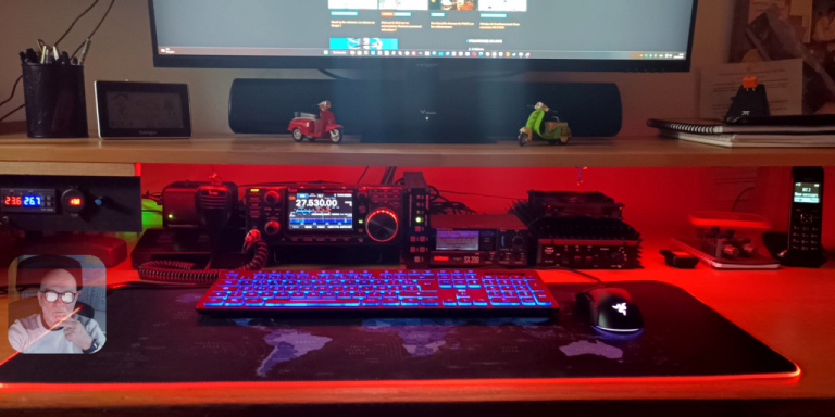 Ma station, dans sa version rangĂ©e ! Parce quâen temps normal, on est clairement plus proche de lâatelier du bricoleur fou que du bureau d'un premier de classe... đ