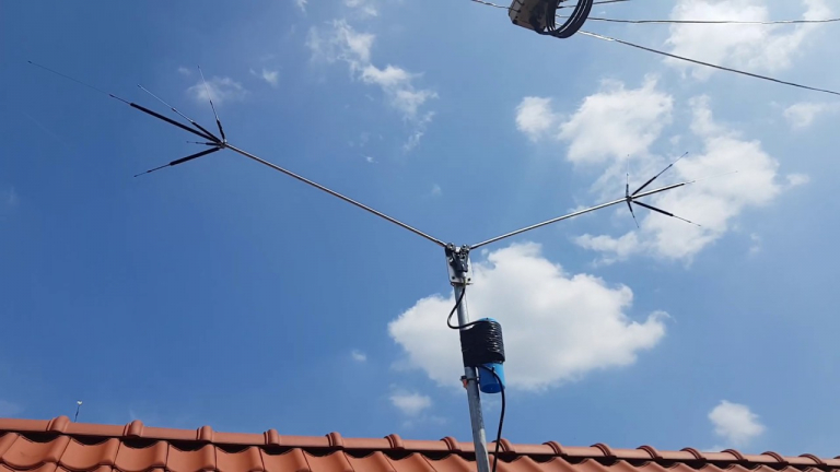 Antenne multibandes (5) HFV5, pas mal, discrÚte, elle fait le job sans plus, il y a mieux... (J'ai cette antenne mais ce n'est pas ma photo car démontée)